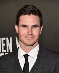 Robbie Amell